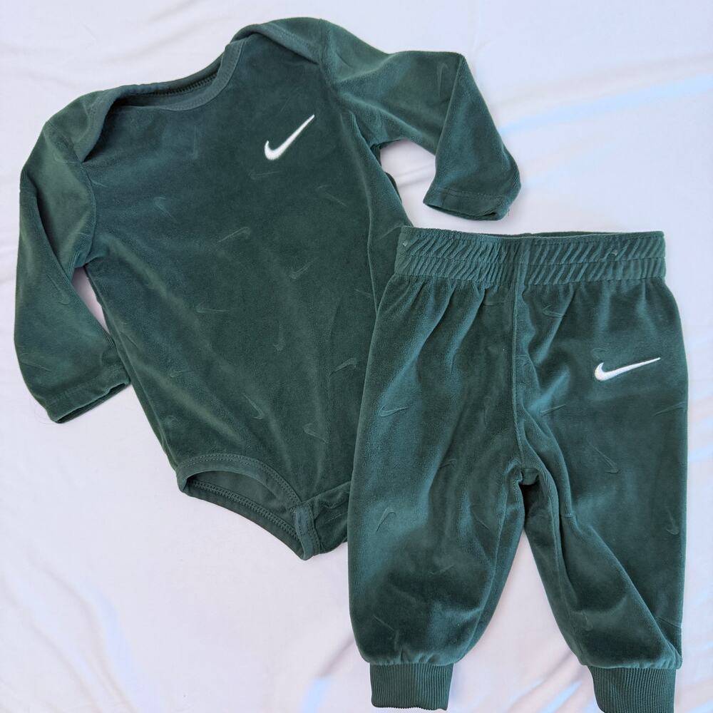 Nike Velour Long Sleeve Bodysuit and Sweatpants 2-Piece Set Sz 6mo